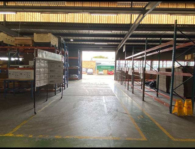 4,580M² WAREHOUSE TO LET IN ROSSLYN